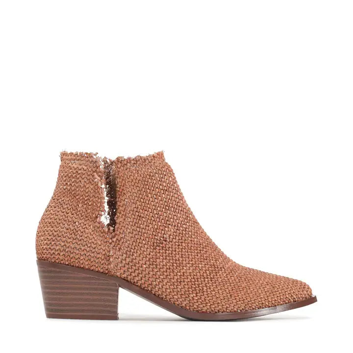 Kani Boot Los Cabos -Caramel featuring a woven texture and a sturdy block heel for stylish comfort.