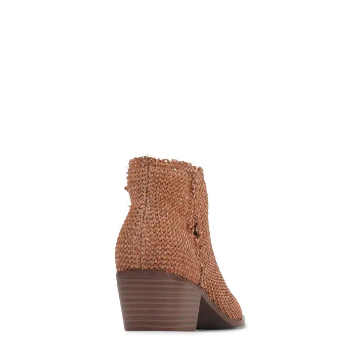 Kani Boot Los Cabos -Caramel showcasing a stylish rounded heel and textured caramel finish