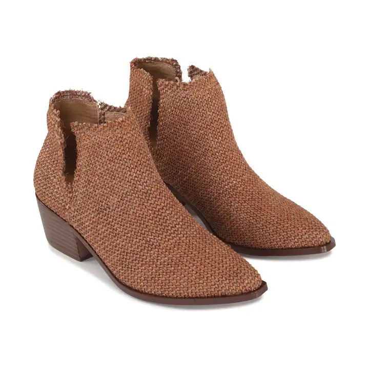 Kani Boot Los Cabos -Caramel stylish ankle boots with pointed toe and block heel, showcasing a woven texture.
