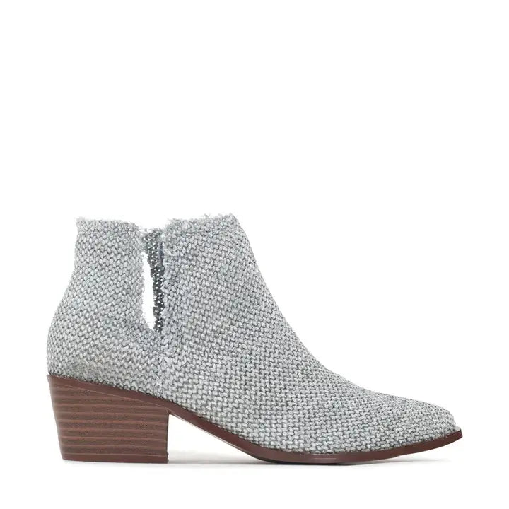 Kani Boot Los Cabos -cloud blue stylish ankle boots with block heel and side slit for easy slip-on wear.