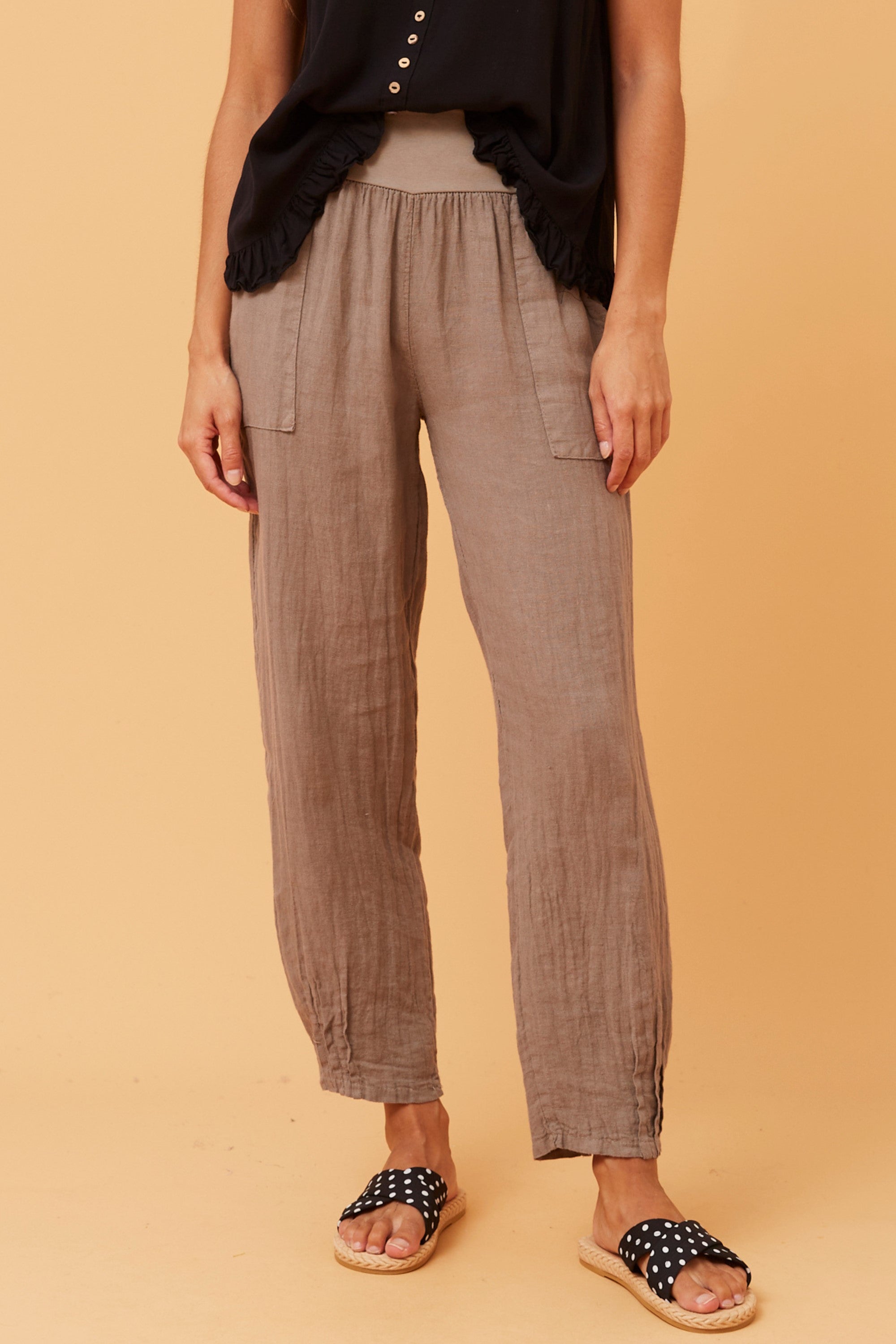 Roma Linen Pants by Bottega Moda showcase Italian craftsmanship with a comfortable fit and breathable fabric.