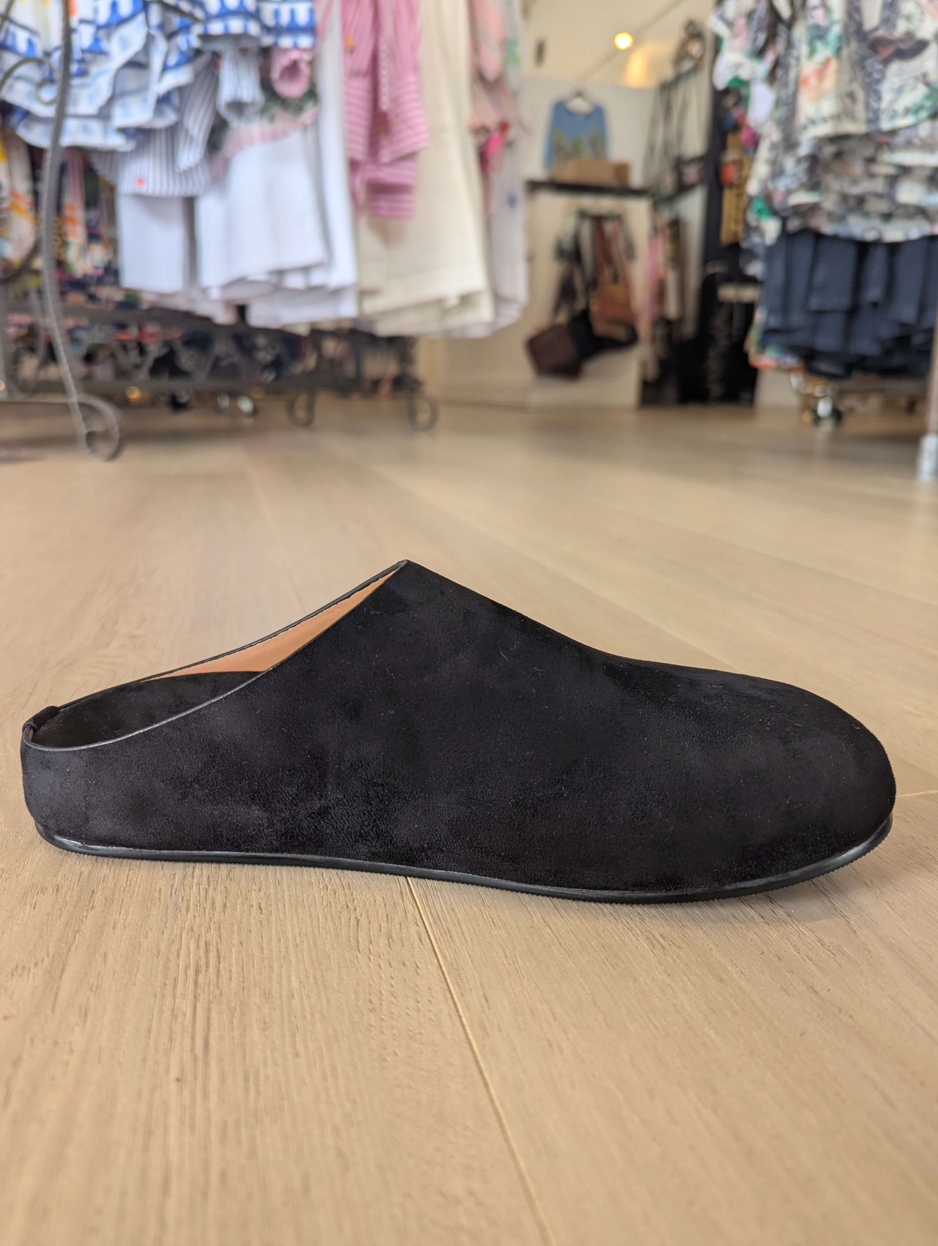 Los Cabos Lumi Slides in black with synthetic suede upper, ideal for stylish comfort.